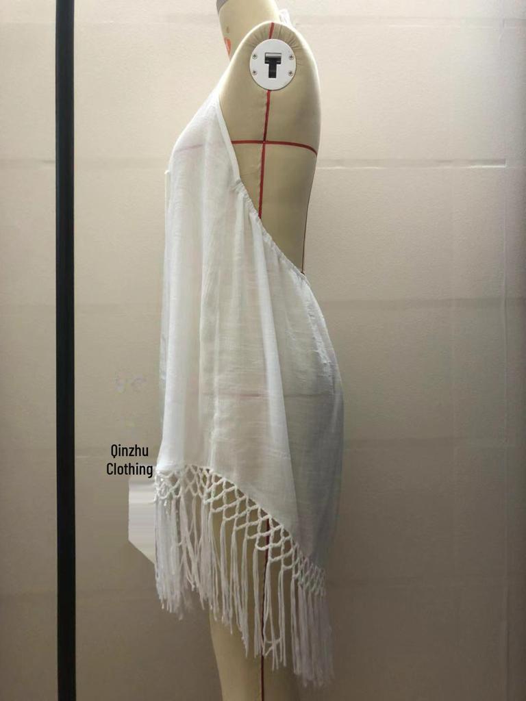 Letnia narzutka na bikini z frędzlami – jednokolorowa sukienka na wakacje na plaży