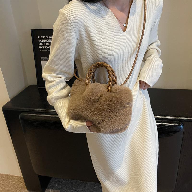 Sweet and Cute Plush Cloud Bag Women's 2026 Autumn New Niche Design Fashionable Shoulder Messenger Bag
