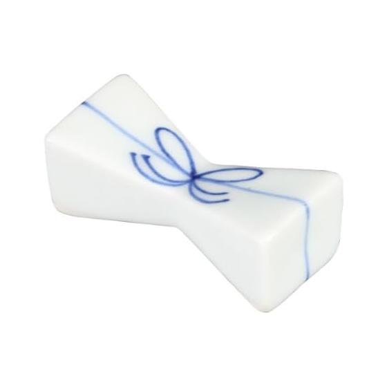 Hasamiyaki Musubi Chopstick Rest, Blue. A charming chopstick rest that adds a touch of elegance and fun to your dining table, perfect for starting