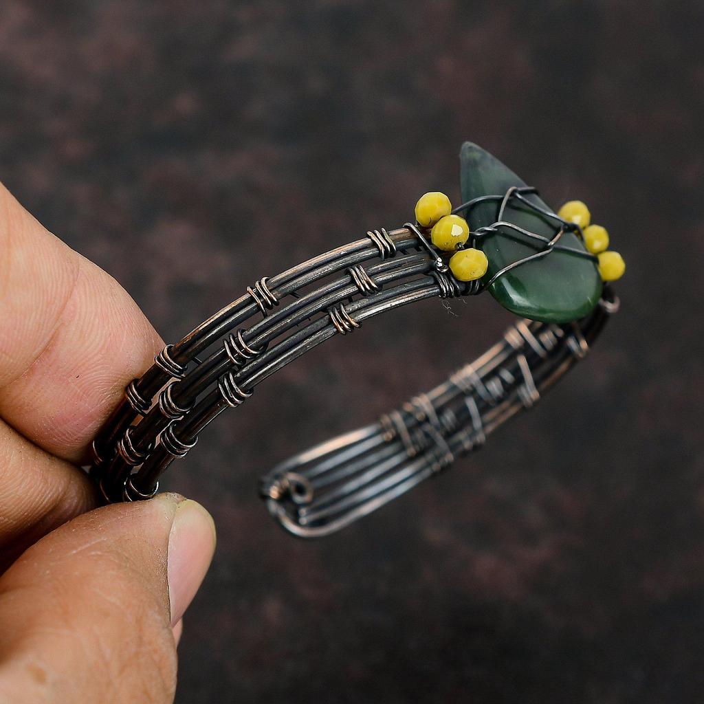 Drahtumwickeltes Armreifarmband aus grünem Jade Gelbkorallenperlenarmband Kupferdrahtumwickelter Schmuck Verstellbarer Armreif Handgefertigtes Armband Geschenk für sie