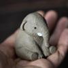 Handgefertigtes Sitzender Elefant Ornament Klein Tee Haustier Mini Süße Statue Zimmer Tee Tisch Dekorationen für Tee Liebhaber Freund