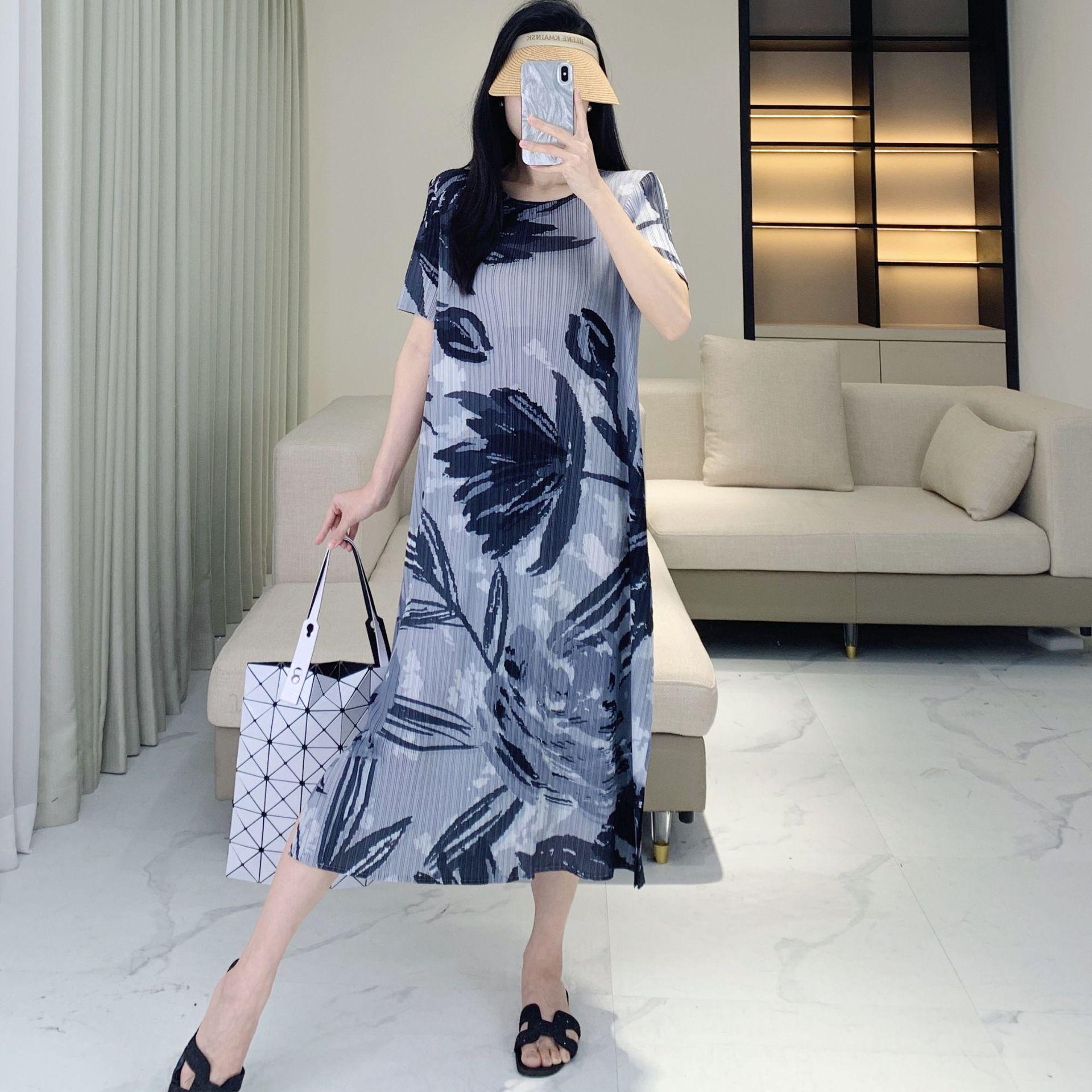 

2025 Spring/Summer Women s Plus Size Mid-Length Pleated Dress One Size (90-150 jin)