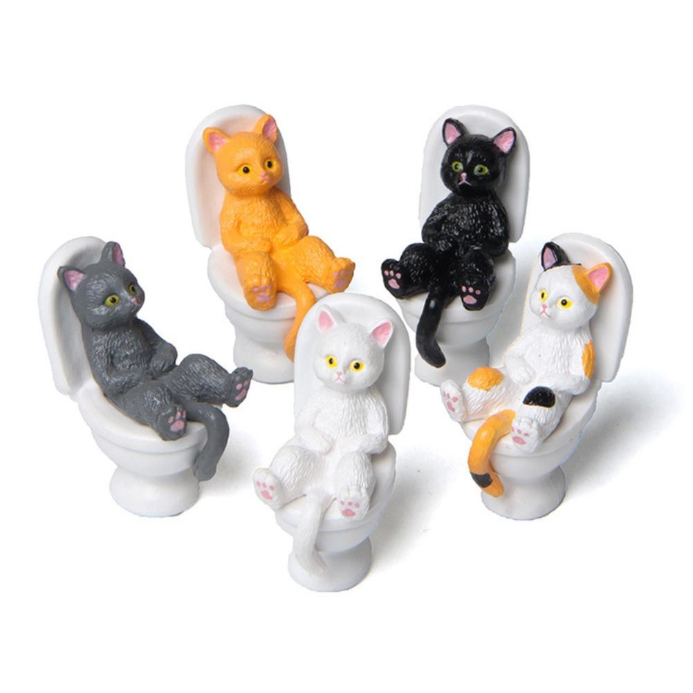 5 Stück Katze sitzt auf Toilette Statuen Mini Toilettenkatzenfiguren Desktop-Ornamente Heimdekor Cartoon