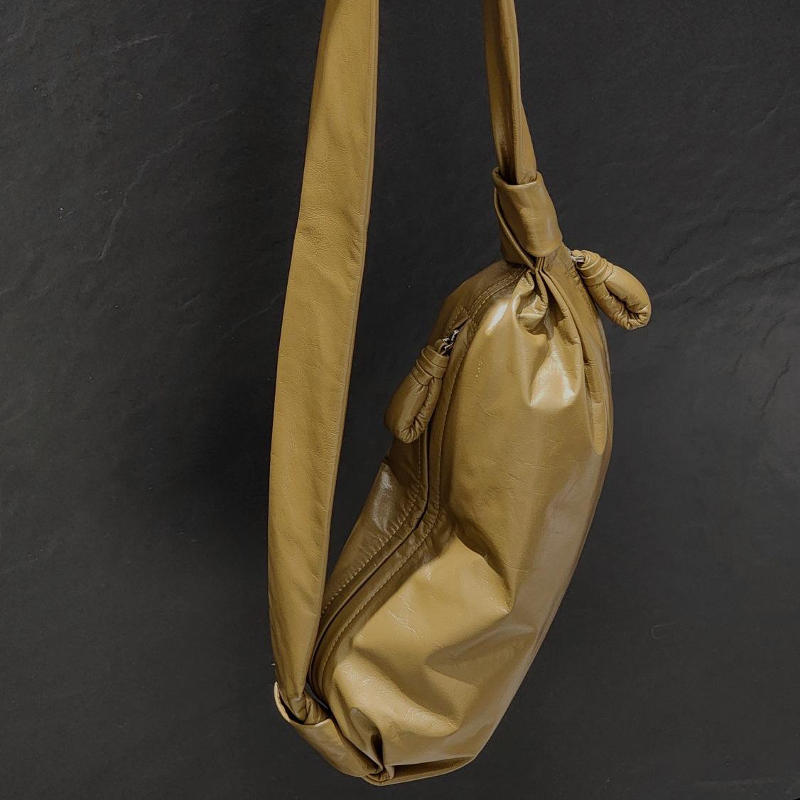 

Новая бумажная сумка из коровьей кожи с рогом коровы, мятая сумка для конфет, натуральная кожаная сумка через плечо, повседневная женская сумка для поездок на работу 40x1x19cm светло-коричневого