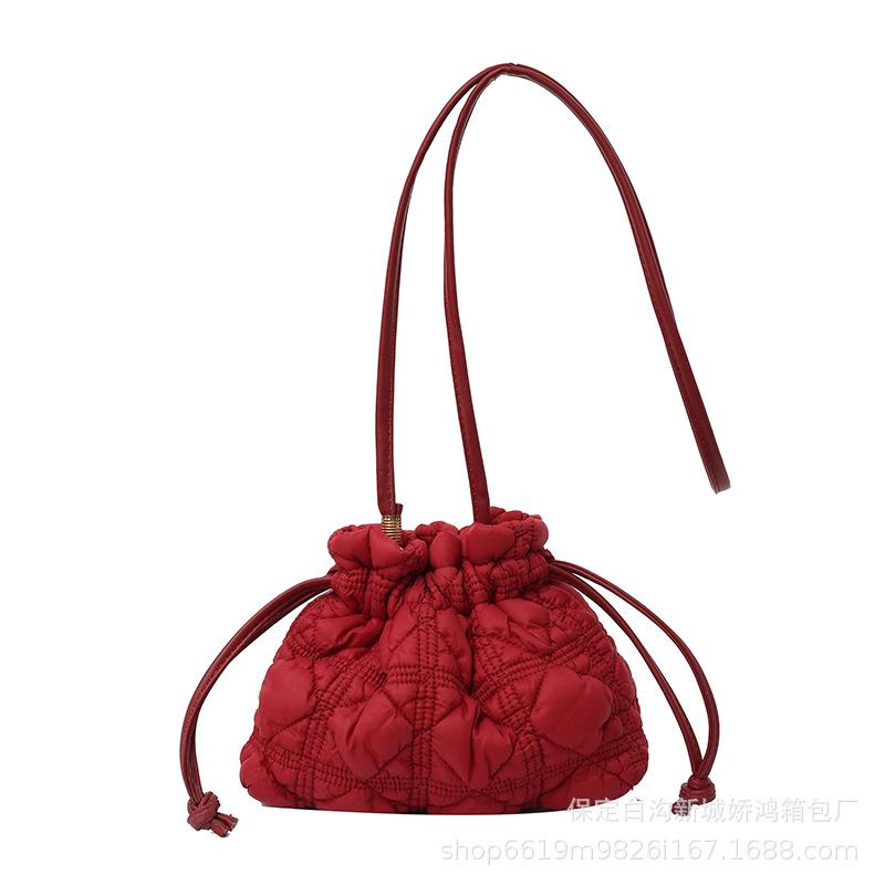 Einfache Rhombus-Kordelzug-Bündel, gefaltete Beuteltasche, Damen-Nylon-Wolke, Umhängetasche mit einer Schulter, leichte Knödeltasche