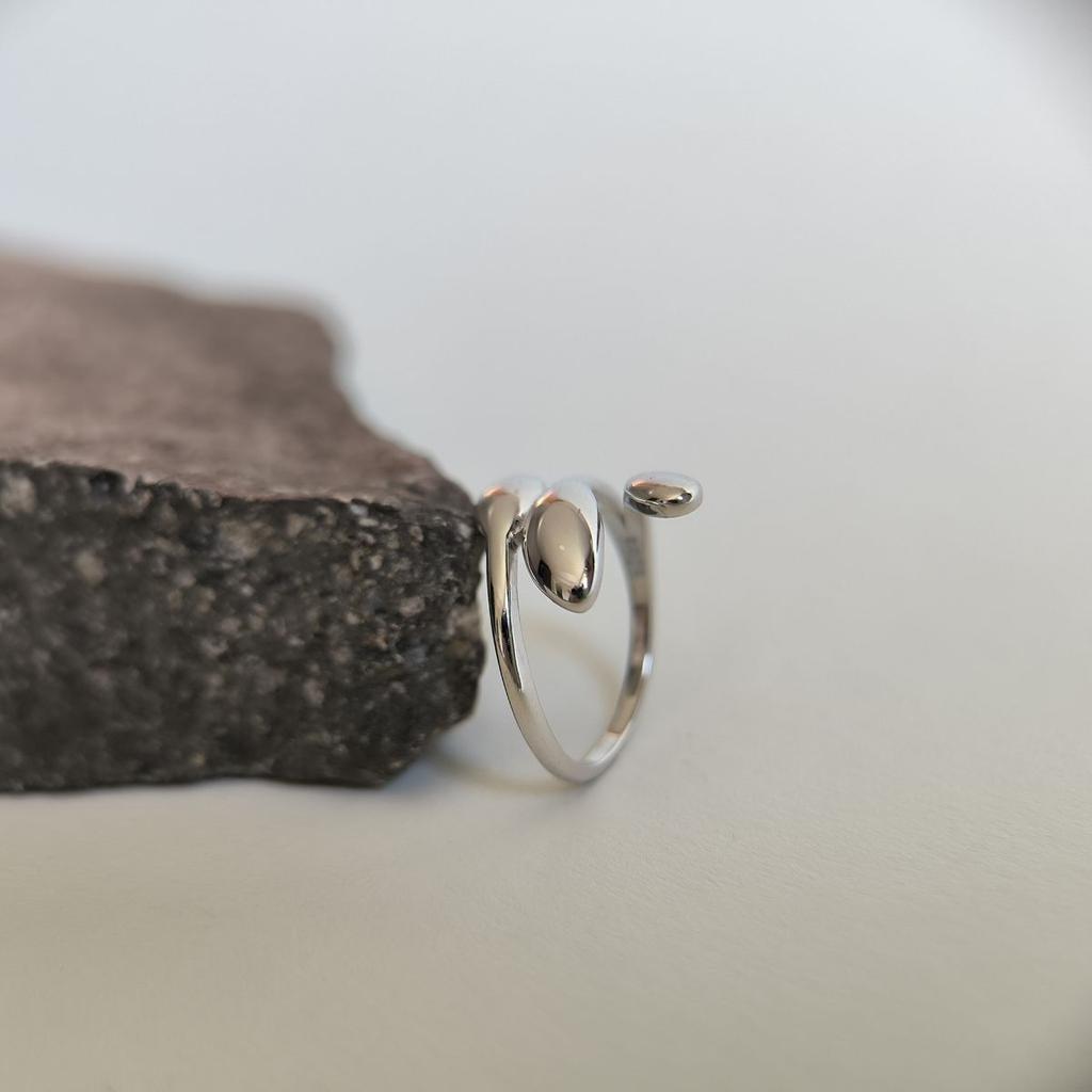 Серебряное кольцо с без камней, вес изделия 2,5 гр (2185765)