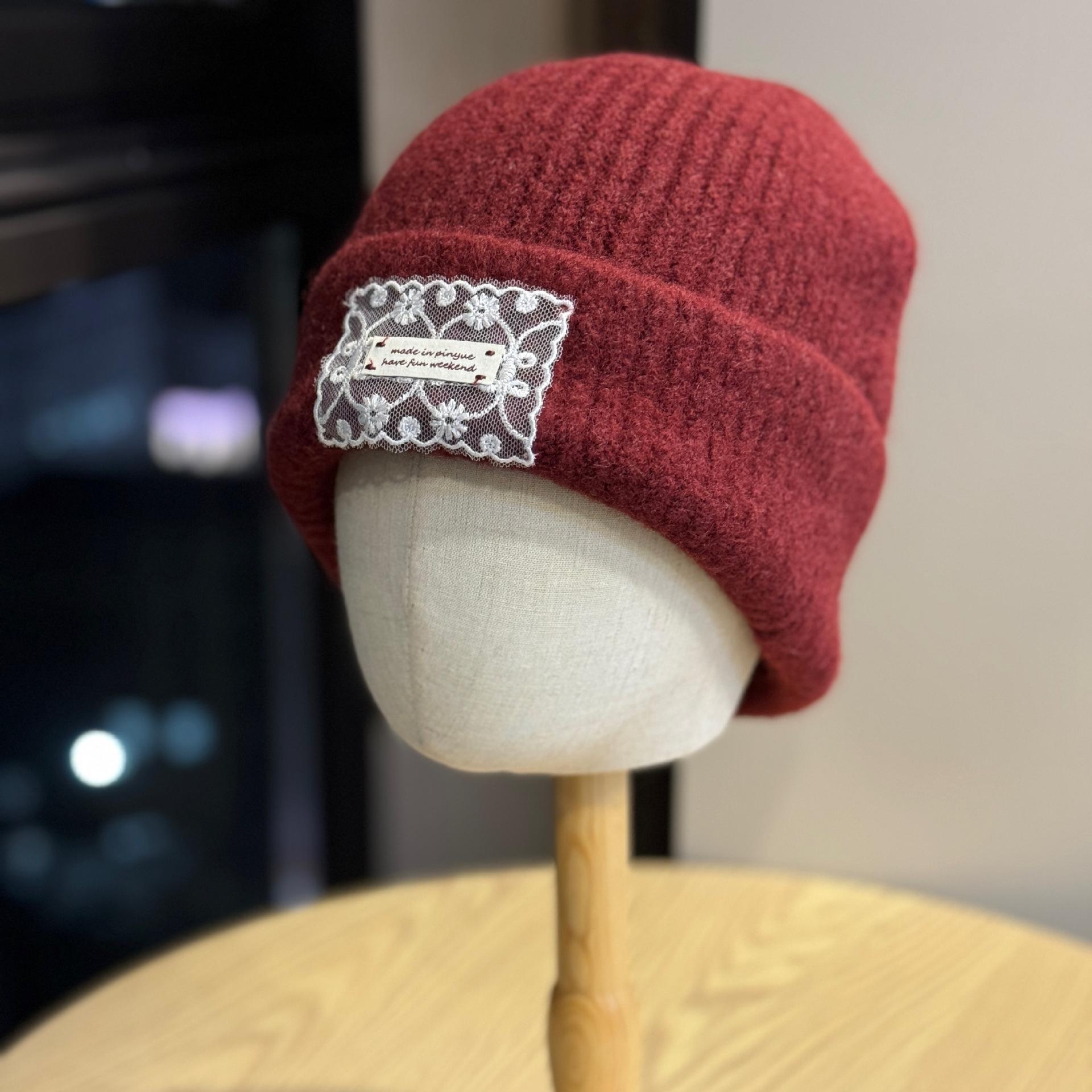 

Осень и Зима Теплая и Защищающая Уши Пара Универсальная Маленькая Вязаная Шапка Подчеркивающая Лицо для Защиты от Холода и Тепла Модная Шерстяная Шапка Тренд one size