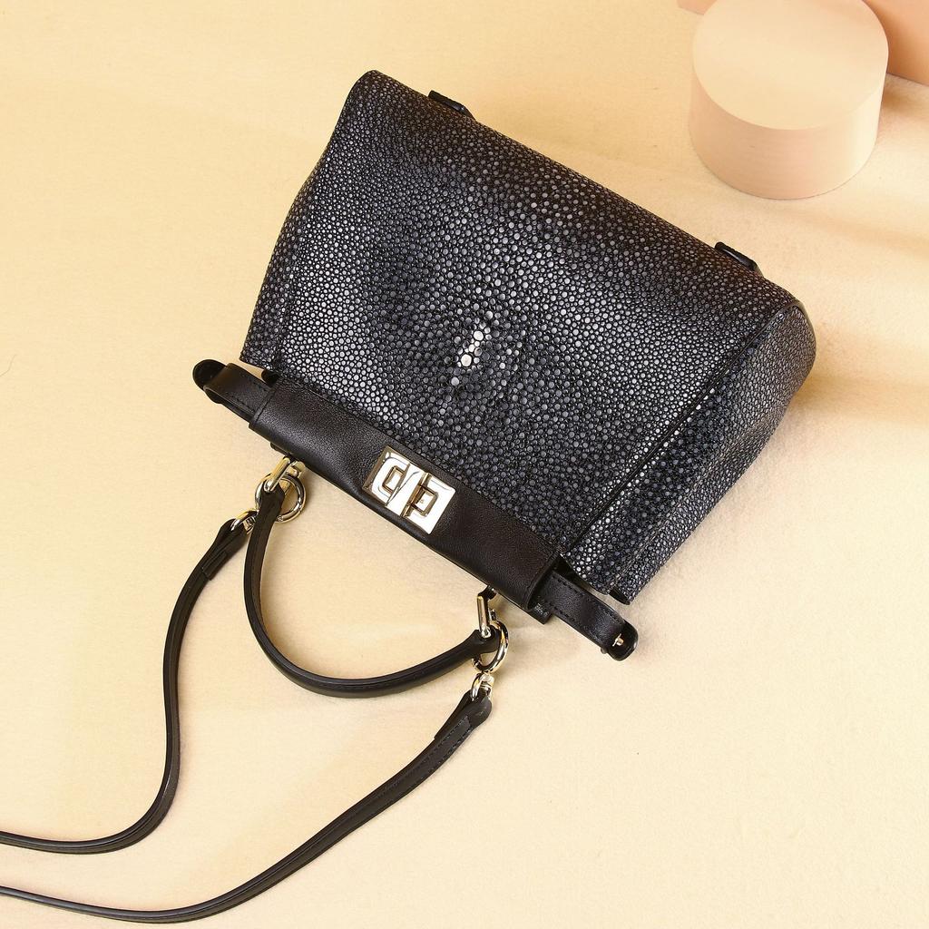 Eine klassische High-End-Damenhandtasche mit einem glänzenden Perlfischmuster, modisch und praktisch. Es eine Umhängetasche