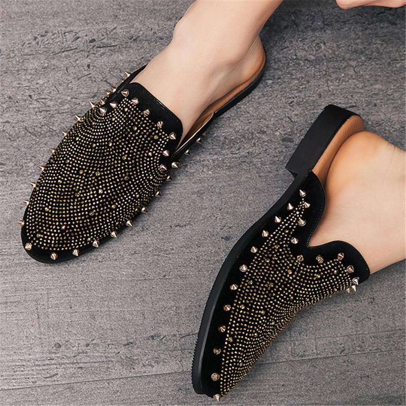 Moda Nuovo Designer Uomo Borchie Strass Pelle Verniciata Mezzi Scarpe Per Uomo Hip-hop Rock Zoccoli Sandali Mocassini Casual Pantofole