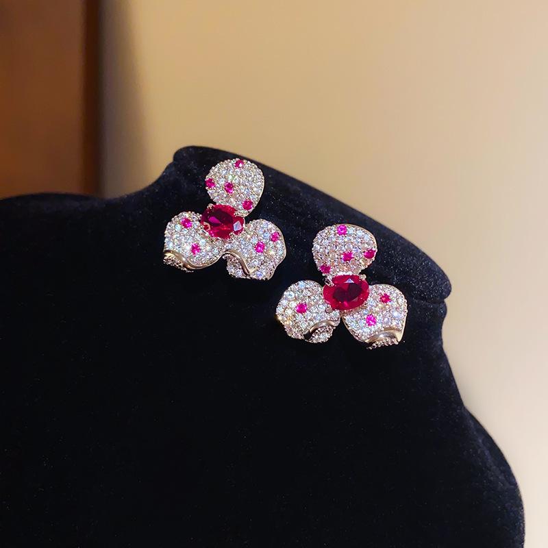 Exquisite French Zircon Flower Jewelry Set: Court-Style Clavicle Necklace & Pendant Earrings