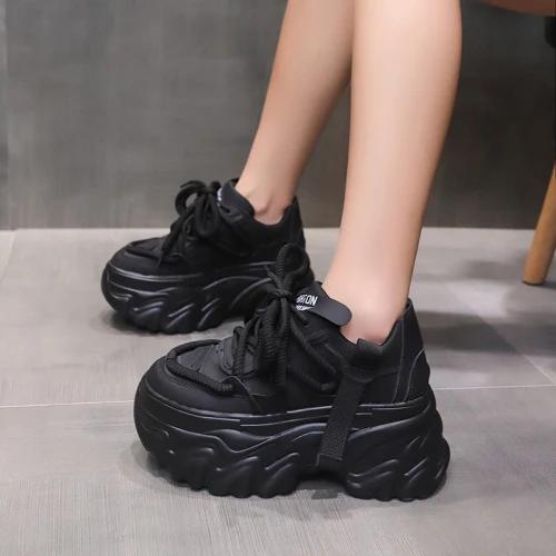 

Модные женские повседневные кожаные туфли на высокой платформе, новые осенние толстые кроссовки со шнуровкой и скрытым каблуком высотой 8 см, белые туфли для отдыха для женщин 38 чёрный