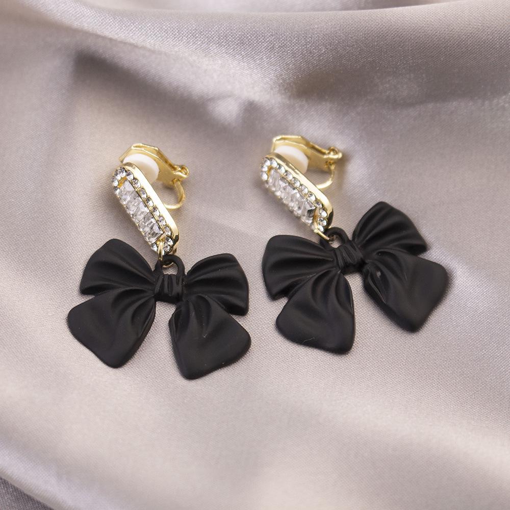 Elegant Clip-On Triangle Earrings for Non-Pierced Ears - Versatile, Light Luxury for Everyday Wear.