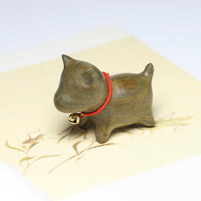 Miniature Figurine Lucky Cat Ornaments Sandalwood Carving Cute Slanted Head Cat Dog Crafts Home Decoration Gift Event Souvenirs