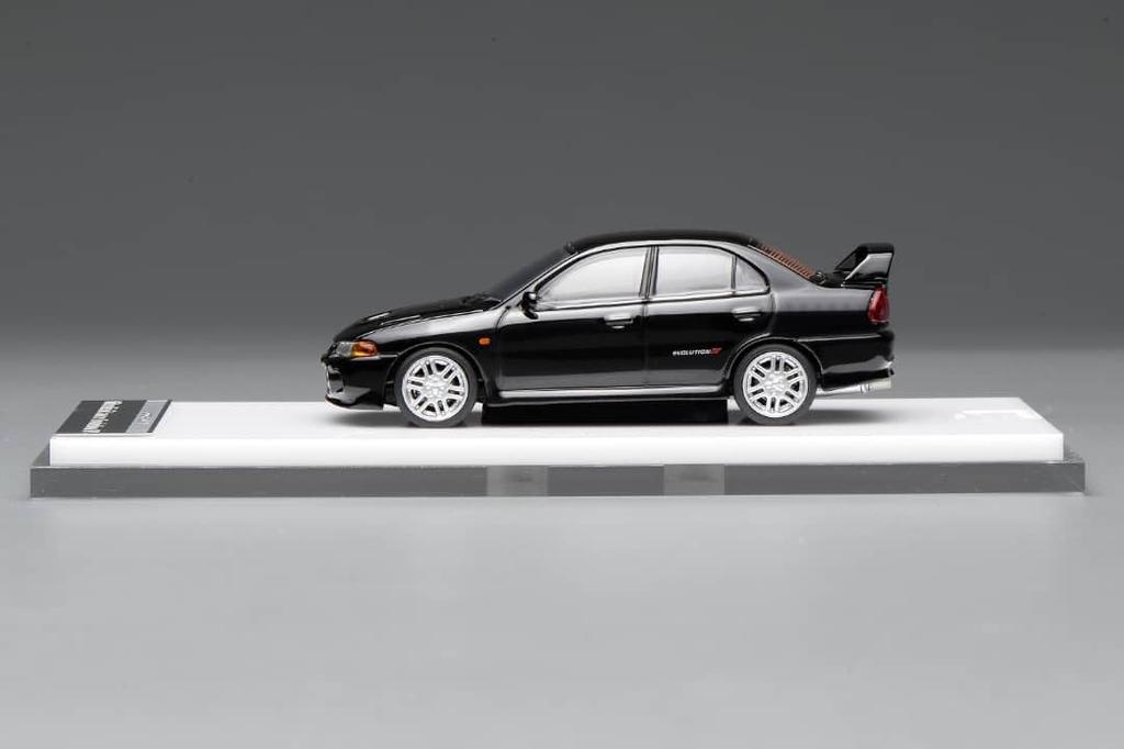 FREESTYLE MOTORHELIX Mitsubishi Lancer Evolution IV Pyrenees Black Pearl Finished Model M64004 1/64