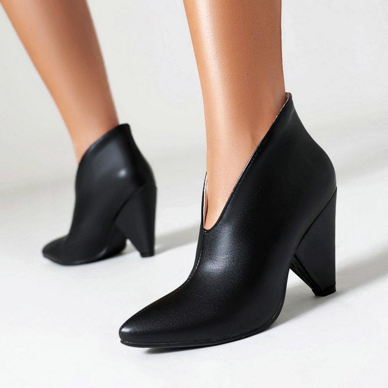 

Новые модные короткие сапоги на высоком каблуке с острым носком на толстом каблуке