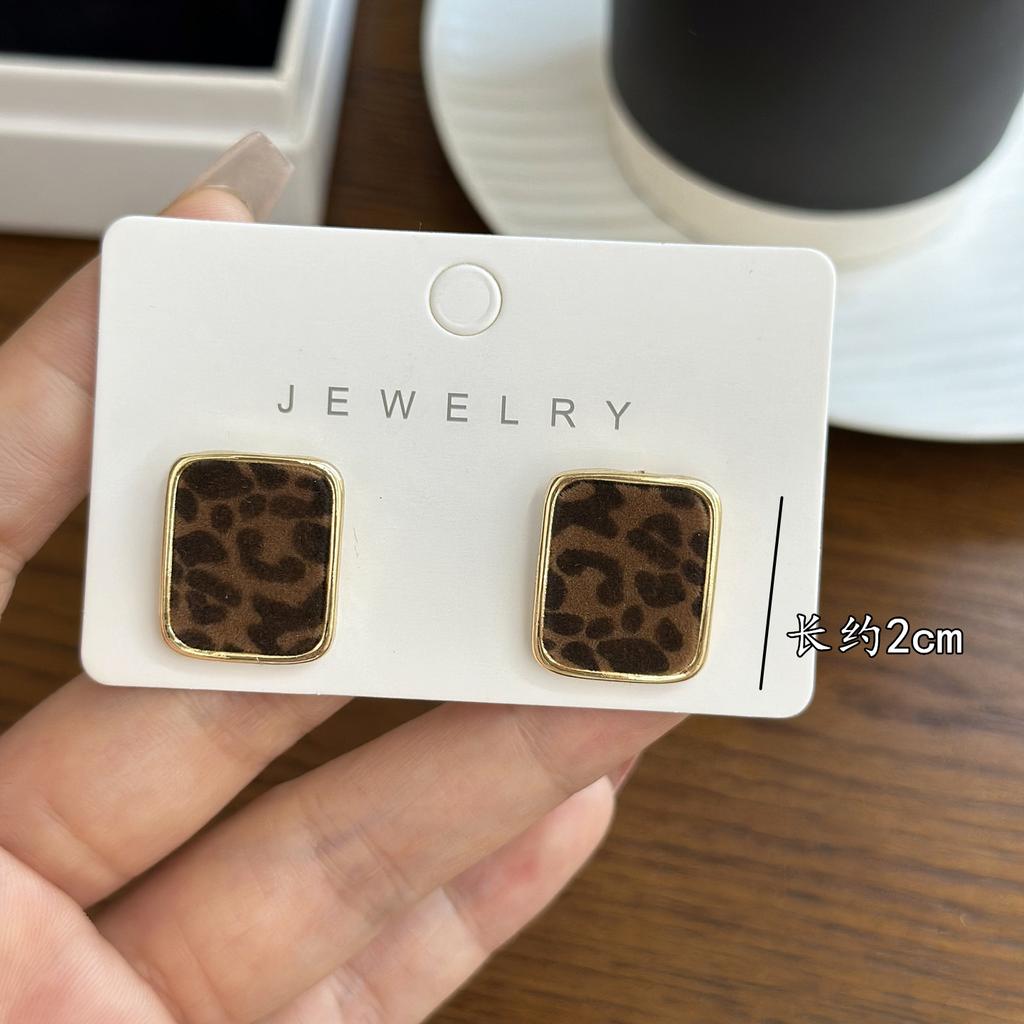 Flocking Maillard leopard print round stud earrings retro temperament niche earrings earrings