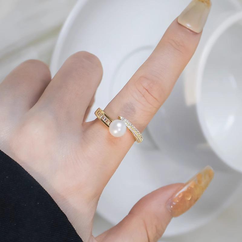 

Изысканное и привлекающее внимание кольцо с жемчугом и цирконом, идеально подходящее для любого случая.