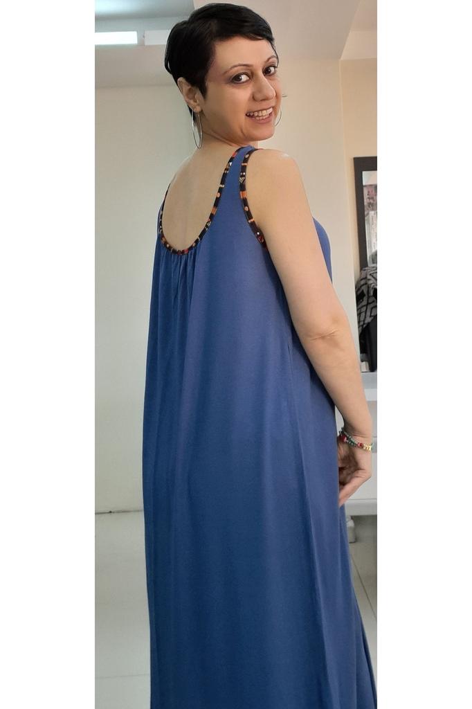 Sukienka damska w dużym rozmiarze Indigo (Jasny granatowy) Sukienka z bawełny czesanej z wiskozą z detalami lamówkowymi i marszczeniami z przodu i z tyłu
