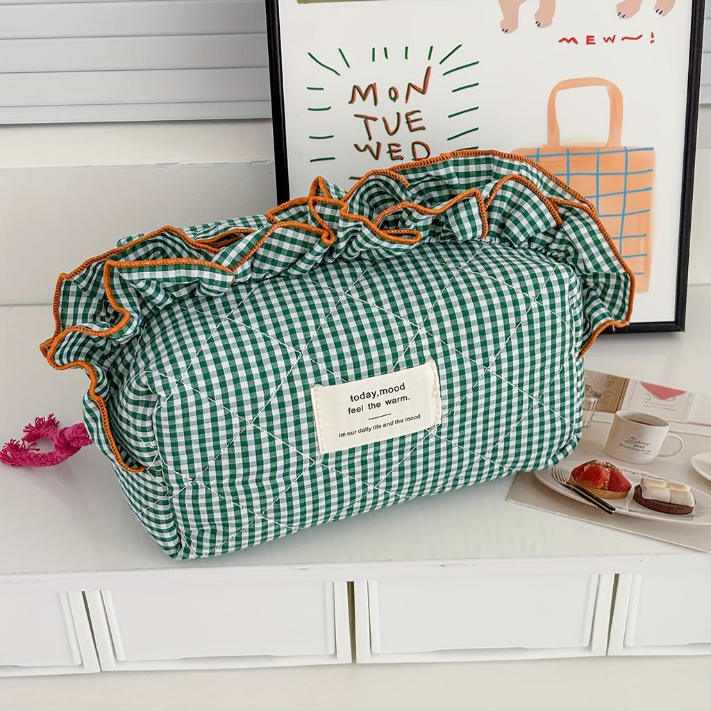 Lace checkered makeup bag, Ins minimalist niche style, high-value large-capacity cosmetic pouch, portable for travel and daily use.