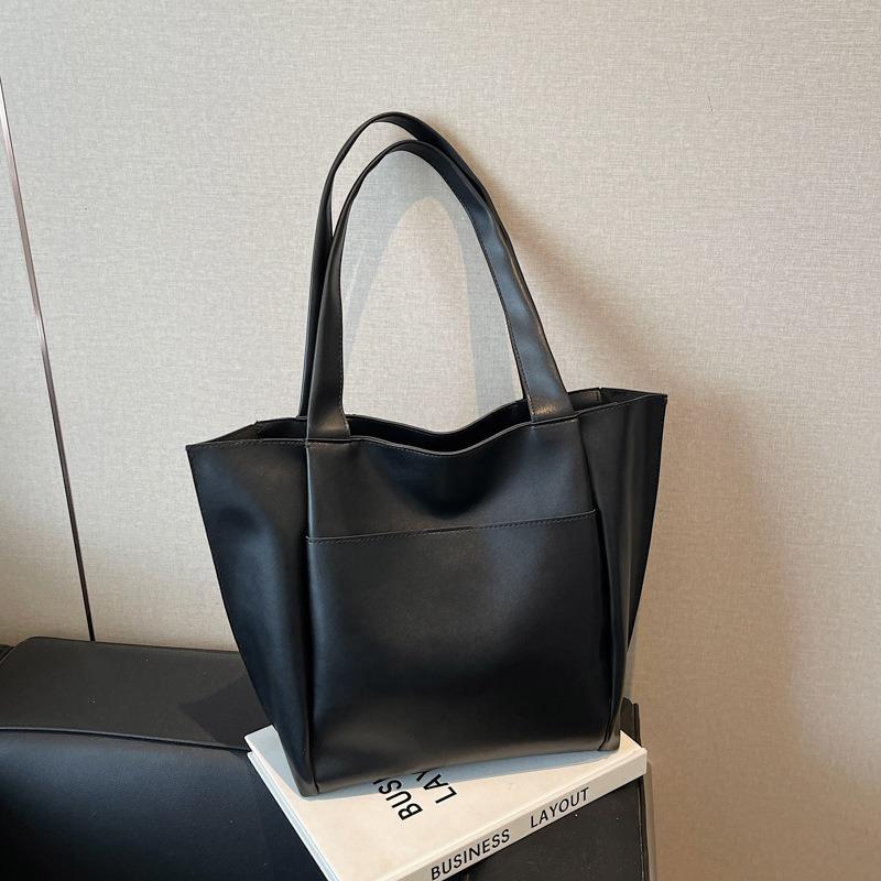 

Large-capacity tote bag women s new simple and versatile shoulder bag, high-end leisure work commuter bag чорний