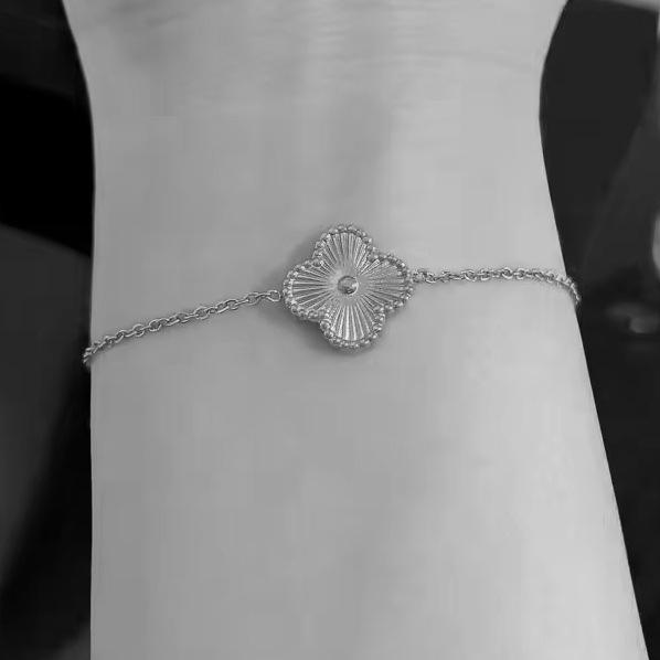Pulseira de Aço Titânio 13MM Trevo de Quatro Folhas Pulseira Simples Feminina Estilo Jardim de Flor Única Não Desbota Pulseira
