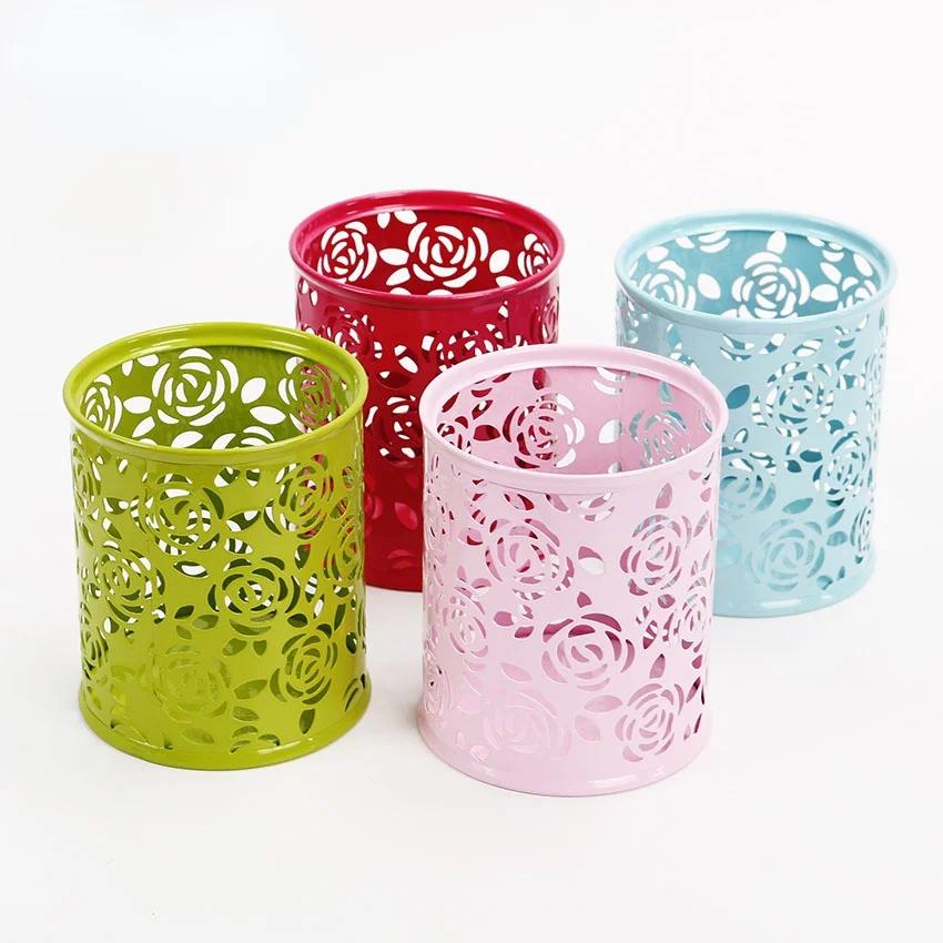 

1 PC Metal Hollow Rose Flower Design Cylinder Pen cil Pot Holder Storage Case Office Stationary Supplies рожевий червоний колір