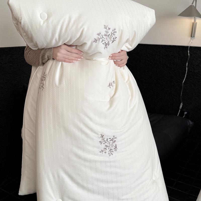 Pure Cotton Small Floral White Jacquard Quilt - All-Season Double Bedding Summer Quilt 150x200cm ~2.1 lbs