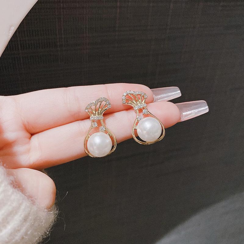 Korean Elegant Pearl Stud Earrings for Women: Versatile, High-Class Style Jewelry
