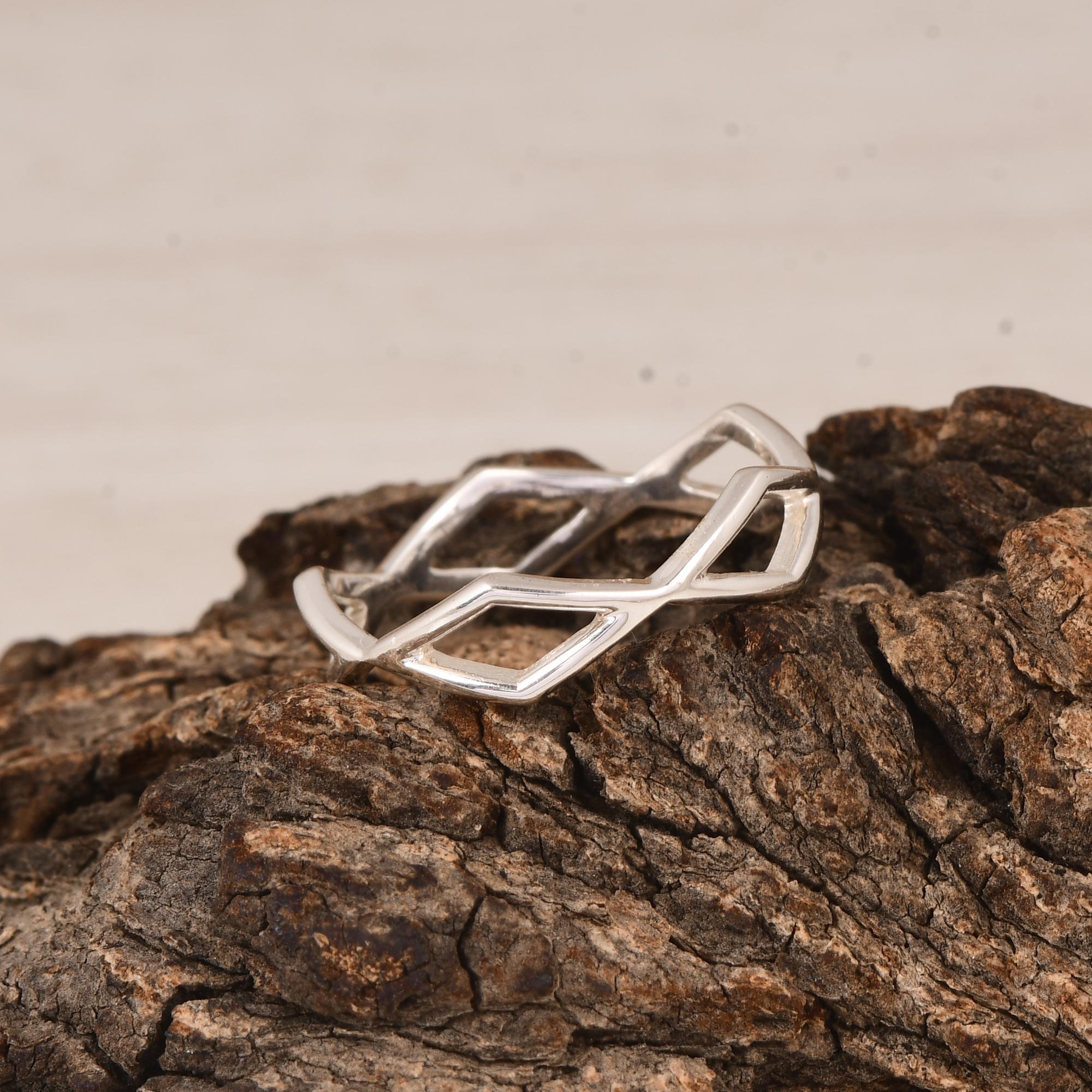 

Мінімалістична геометрична срібна каблучка | Відкрита каблучка-смужка «шевро́н» | Каблучка зі стерлінгового срібла 925 проби | Сучасна каблучка для комбінування | Ручна робота, срібні прикраси 11