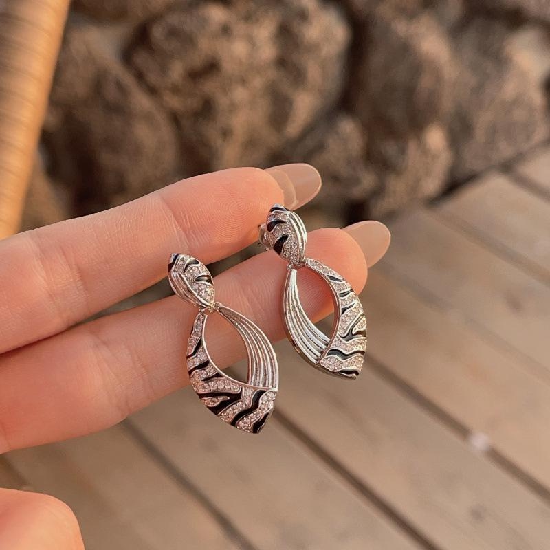 

Design Sense Retro Gold Zebra Pattern Hollow Stud Earrings Half Diamond Medieval Earrings Earrings Pendant Women