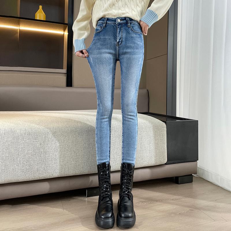 

Женские узкие джинсы с высокой талией и бархатом, облегающие, эластичные, утолщенные брюки-карандаш - стиль осень/зима 2023 года. 25