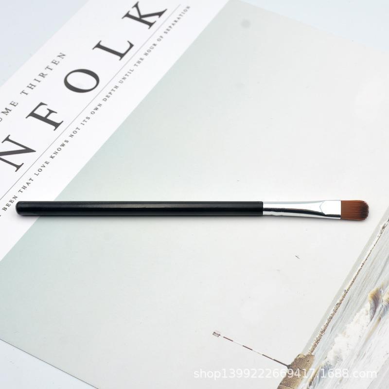 Soft Hair Flat Head Eyeshadow Brush: Professional Detail Tool for Smudging and Beginners