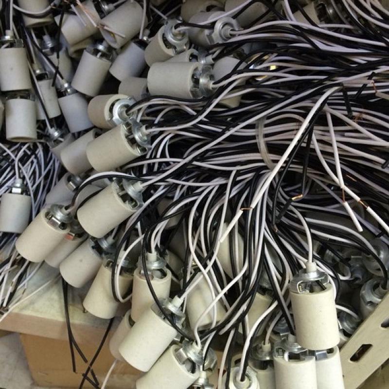 High-Temperature Ceramic E27 Screw Lamp Holder with 7-Shaped Foot and Wire, for Ceiling Lamp Modifications