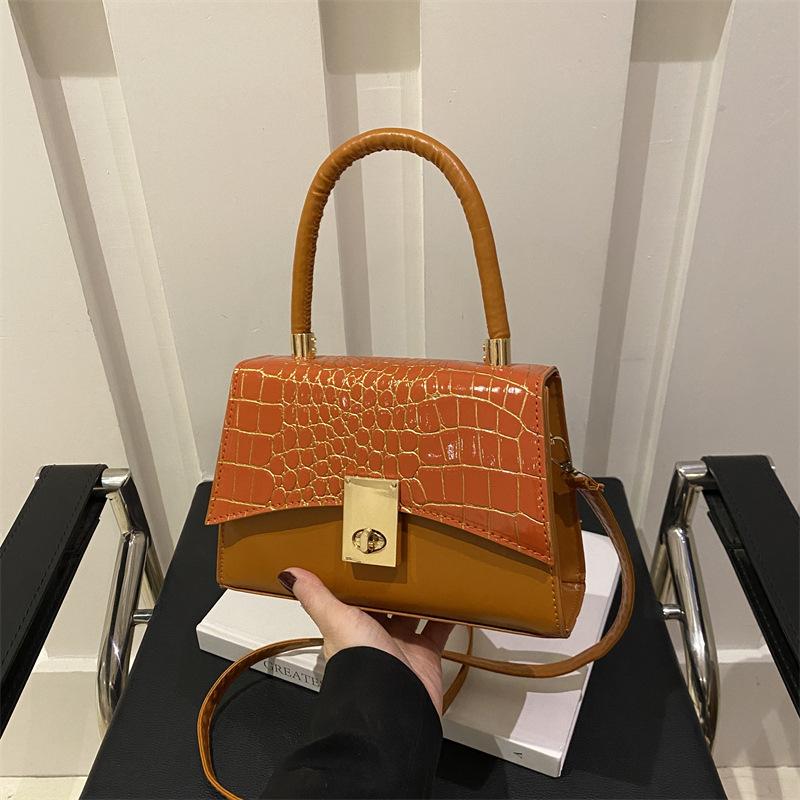 

Простая и модная новая популярная маленькая квадратная сумка однотонного цвета на осень и зиму, женская, с универсальным повседневным иностранным стилем, мессенджер с крокодиловым узором коричневый