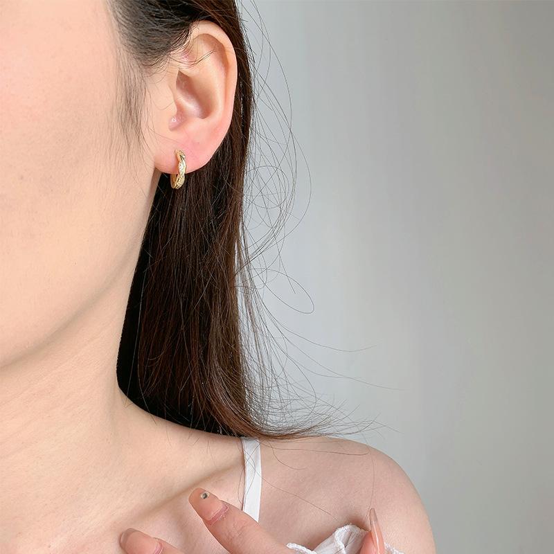 Minimalist Mobius Twist Hoop Earrings For Women CZ Diamond Studs Simple Autumn Winter Jewelry Elegant Circle Ear Cuffs