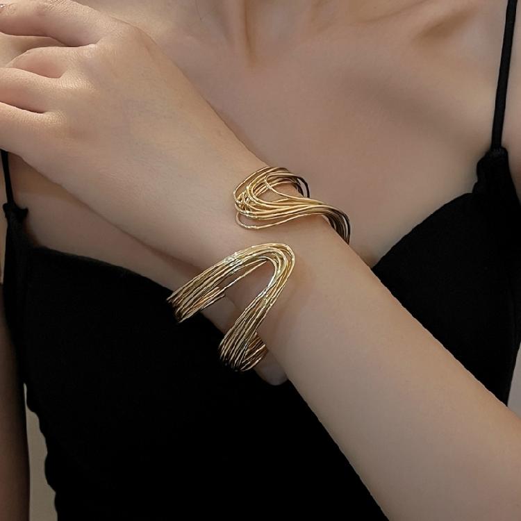 Stylish Unisex Open End Bracelet Presenting Angular Design Charm Sturdy And Comfortable Wristband Jewelry