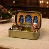 Retro-Eisenbox-Display Chanukka Miniatur-Diorama-Szenenbox, 3D-gedrucktes Taschenfiguren-Set mit dreidimensionaler Kunst-Aufbewahrungsbox, Menora