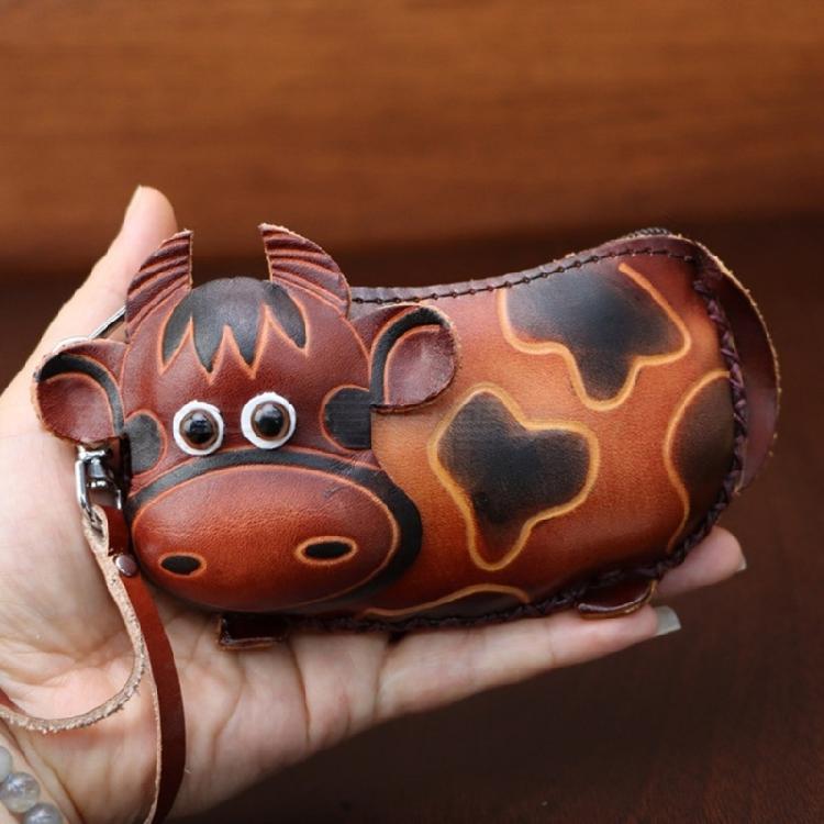 Praktische zweifarbige Leder Schlüsselanhänger Tasche Zubehör Gestaltet Mit Cartoon Rinderfigur Und Kratzfester Auskleidung