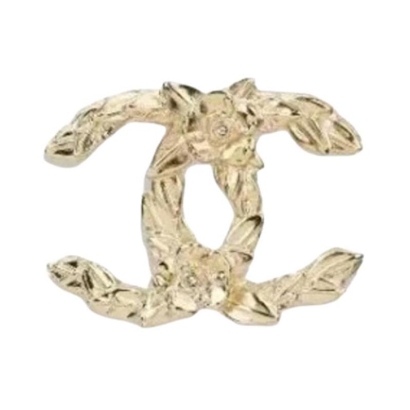 

CHANEL [24B New Product] Three-dimensional Flower Shape Double C Shape - Brooch Women s Gold золотий