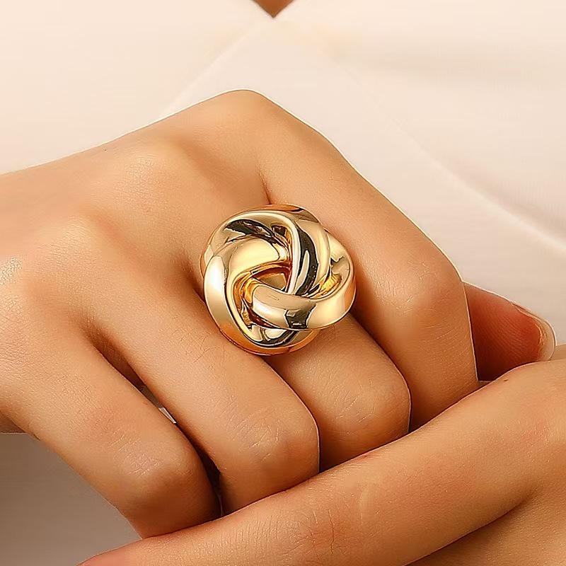 

Элегантный комплект из ожерелья, серег и кольца в европейском и американском стиле для ежедневного ношения