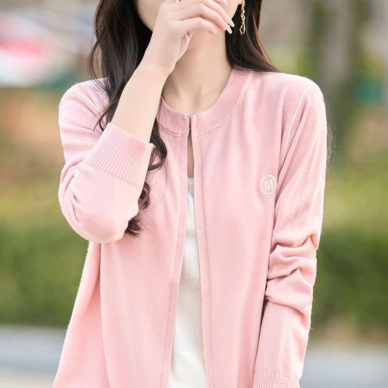 Lekki kardigan damski wykonany w 50% z wełny i w 50% z jedwabiu morwowego – uniwersalny sweter na 4 pory roku zapewniający całoroczny komfort i styl