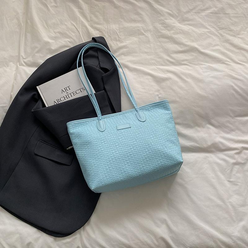 

2025 new woven pattern handbag, shoulder large-capacity tote bag, women s bag, this year s popular high-end tote bag синий