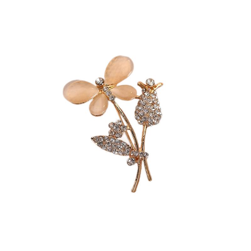 Eine blumige Brosche von leichtem Luxus mit einer hochwertigen femininen Note, eine Nischenanstecknadel, ein raffinierter Anzugmantel und eine exquisite Korsage