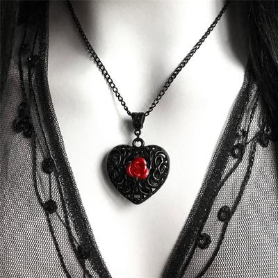 Gotische schwarze filigrane herzförmige rote Rose-Anhänger-Halskette für Damen, Halloween-Party-Ornament