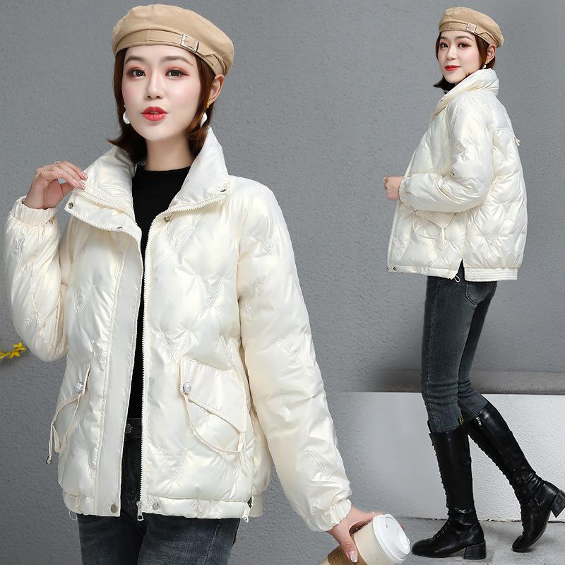 Damskie zimowe krótkie błyszczące ubrania bez spłukiwania wyściełane bawełną, nowe lekkie i cienkie małe ciepłe ubrania wyściełane bawełną i modne płaszcze.