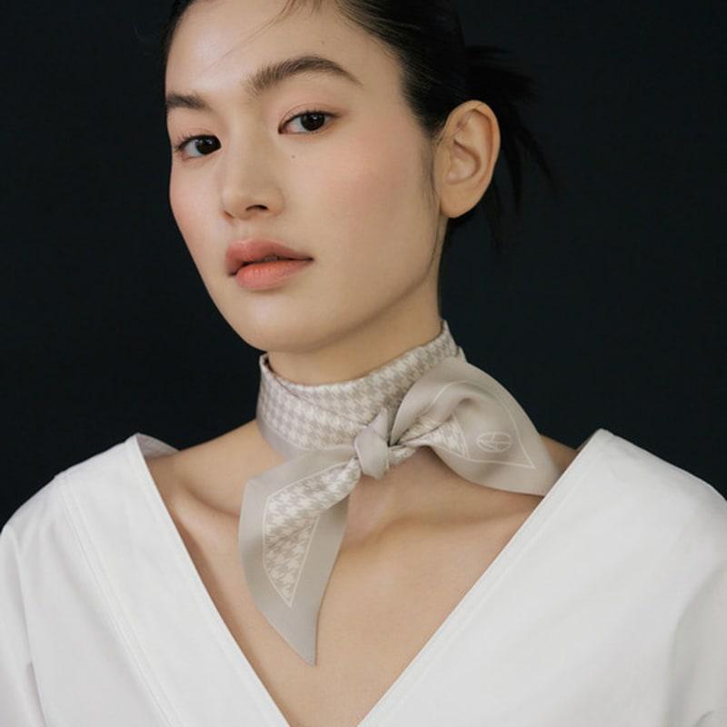 

AVVINA PELLE Long Twilly Silk Scarf - Houndstooth Sand Houndstooth Sand