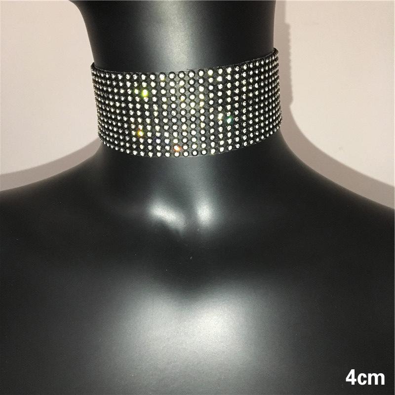 Chaîne de poitrine tendance entièrement pavée de strass et de diamants: Haut sexy à fines bretelles et dos nu pour femmes