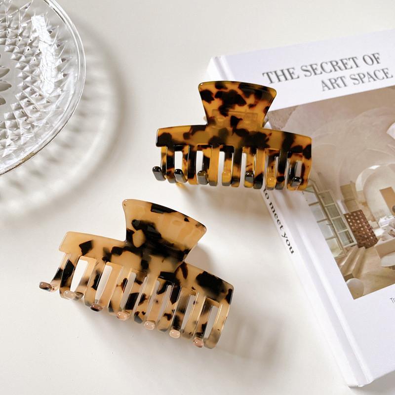 Chic Acetate Hair Claw Clip In Beautiful Colors For Trendy Hairstyling And Bathing