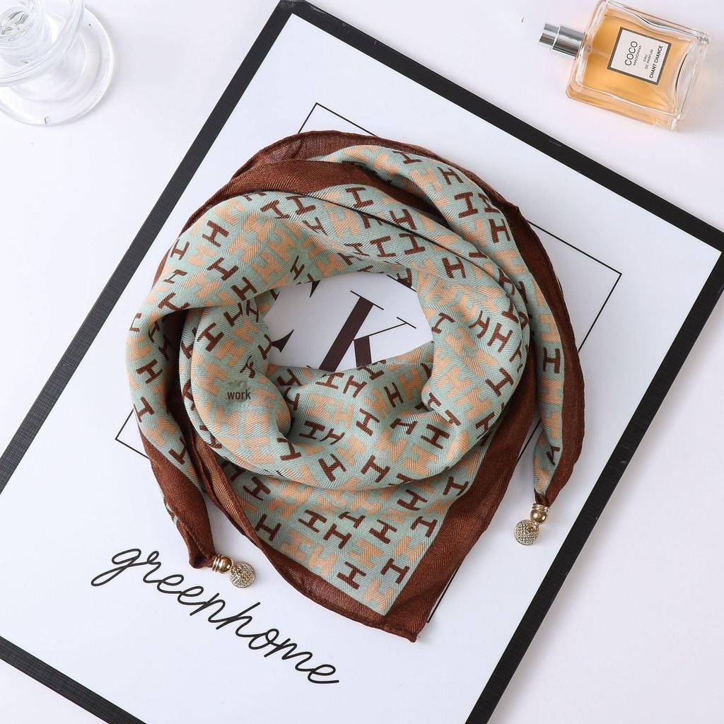 Herbst/Winter Seidenschal im Western-Stil mit koreanischem magnetischem Goldkugel-Akzent