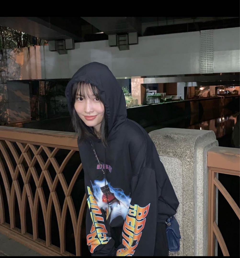 

[USED] VTMNTSBACK TO THE FUTURE hoodie worn by MOMO